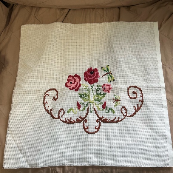 piece of embroidery, flowers can be framed 18x18 - Picture 2 of 5